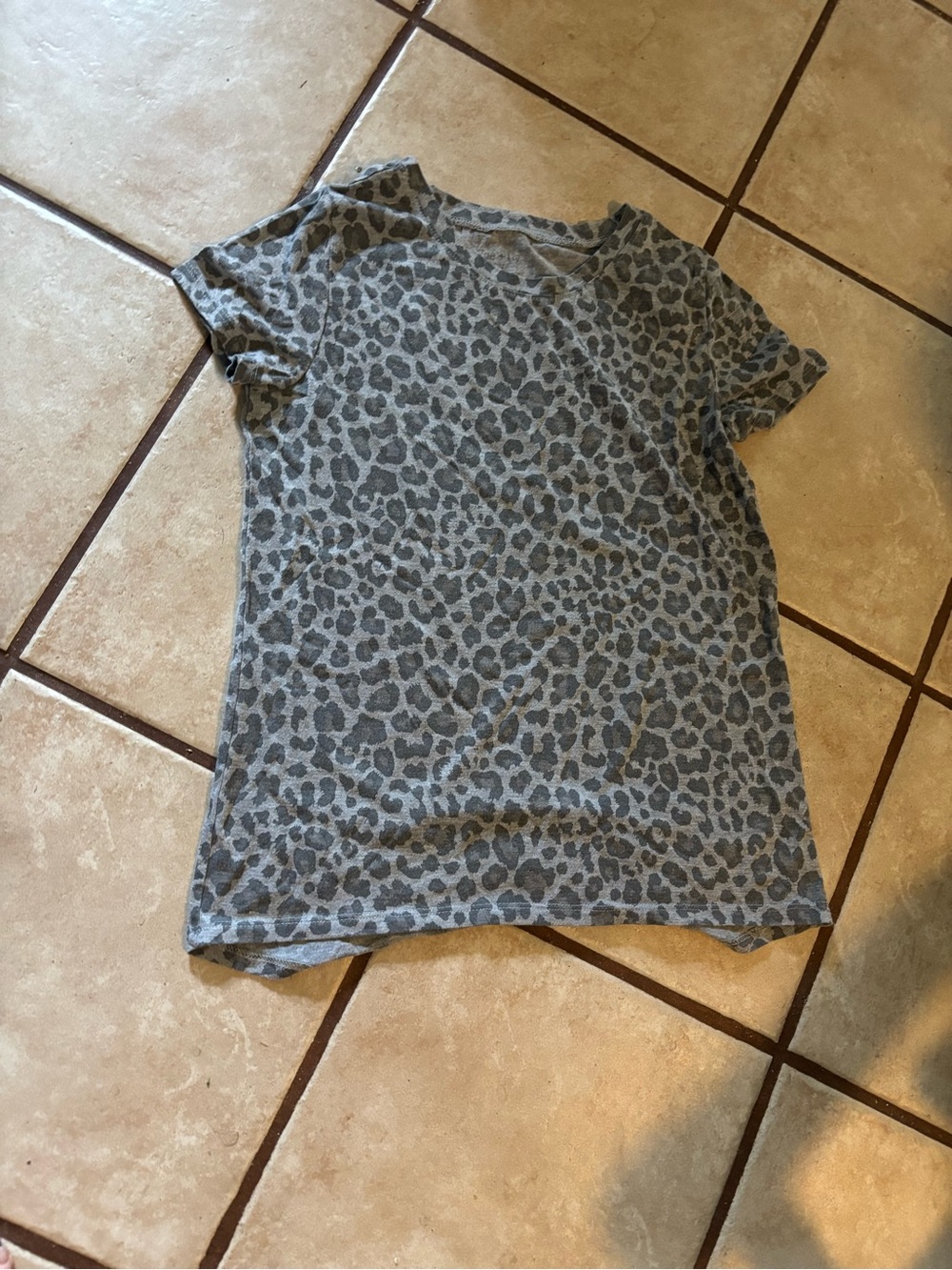 Womans Grey Leopard Print Short Sleeve Tee Size Small Zoe+ Liv